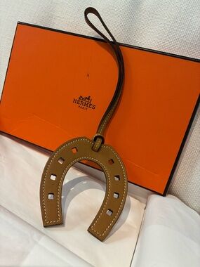 *NIB* Hermès Tan Leather Horseshoe Bag Charm with Contrast Stitching